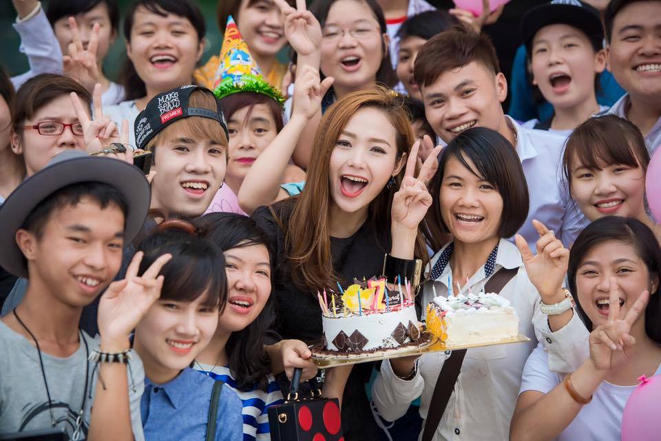 Fan đồng loạt “nhuốm xanh” Facebook mừng sinh nhật Minh Hằng - Ảnh 8